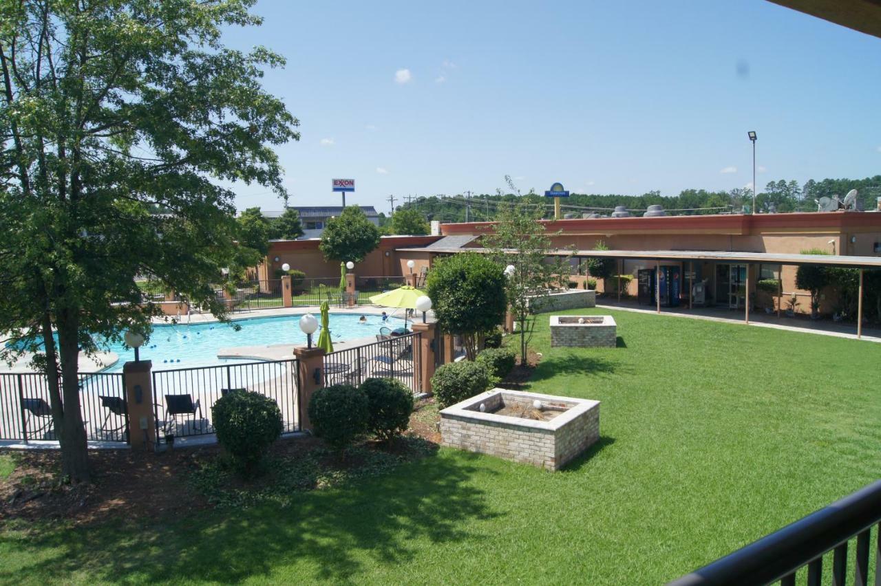 Days Inn By Wyndham Durham/Near Duke University Dış mekan fotoğraf